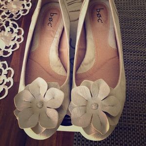 BRAND NEW Born Emalia flats